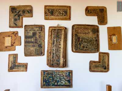 Entrando veniamo subito attratti da alcuni intricati disegni affissi su una parete del soggiorno. �Sono i modelli che venivano utilizzati dalla mia famiglia nella prima met� del 900, per realizzare i tappeti nella fabbrica del Villaggio Armeno di via Amendola�, ci racconta Diran Timurian